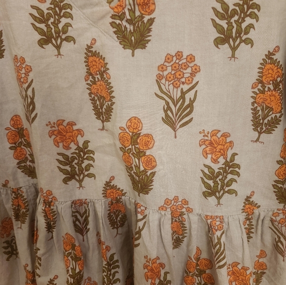 Size M Nayo floral patterned top with slight flutter sleeves & peplum bottom - Picture 2 of 5